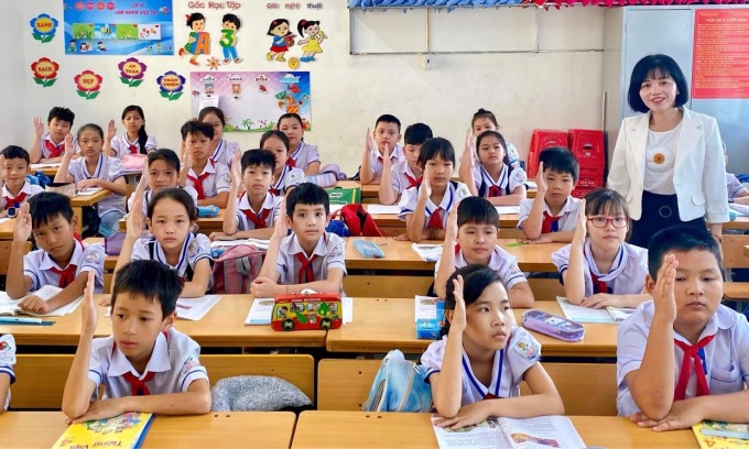Cô Nhung trong giờ dạy môn Tập đọc ở lớp 4C, trường tiểu học Trần Phú, hồi tháng 10/2022. Ảnh: HV