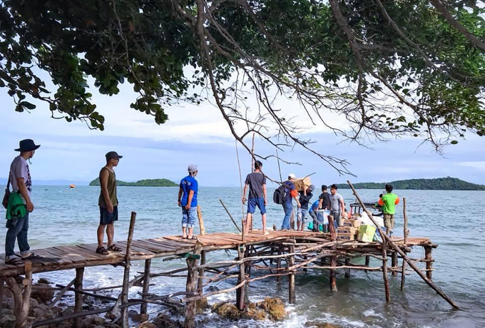 Một chuyến mang sách ra đảo Hòn Đước ( Kiên Giang) năm 2019 của nhóm Chủ nhật yêu thương. Ảnh: NVCC