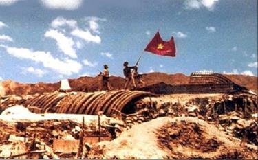 Lá cờ Quyết chiến quyết thắng của Chủ tịch Hồ Chí Minh tặng các đơn vị tham gia Chiến dịch Điện Biên Phủ tung bay trên nóc hầm chỉ huy của địch.