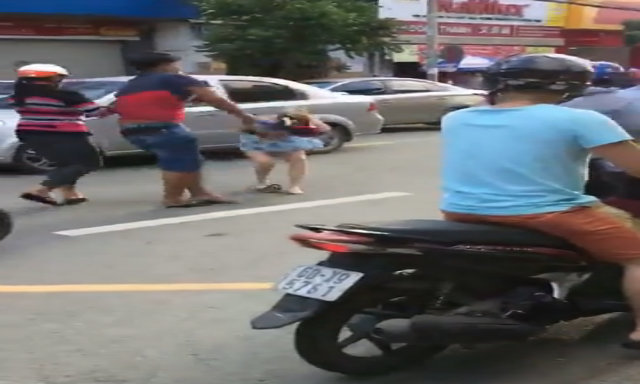 Người đàn ông đập mũ bảo hiểm vào đầu cô gái vì va chạm giao thông
