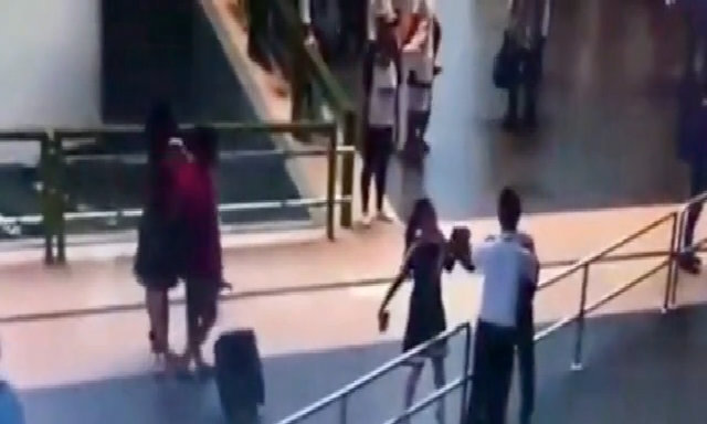 Khách nam đánh nữ nhân viên ở sân bay Nội Bài