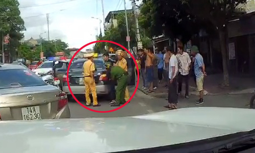 Ôtô giúp xe cảnh sát truy đuổi taxi như phim hành động