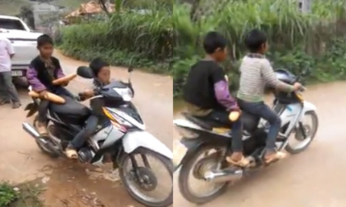 Hai đứa trẻ chạy xe máy đi mua bánh mỳ