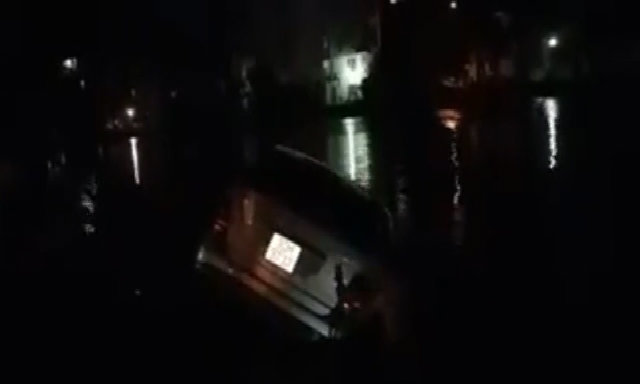 Xế hộp Mercedes lao xuống hồ trong bão số 3 ở Hà Nội