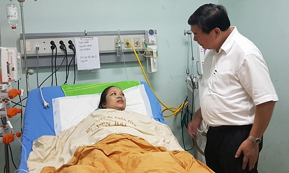 Giám đốc Bệnh viện Bạch Mai thăm sản phụ Hương ngày 6/8. Ảnh: V.T