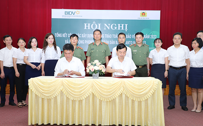 Lãnh đạo, cán bộ nhân viên BIDV Yên Bái ký cam kết đảm bảo ANTT tại đơn vị.