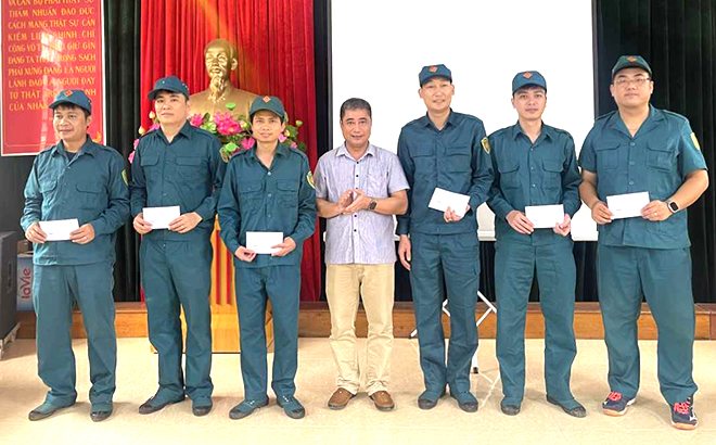 Lãnh đạo Trường Cao đẳng Nghề Yên Bái trao thưởng cho 1 tập thể và các chiến sĩ tự vệ có thành tích xuất sắc trong công tác huấn luyện.