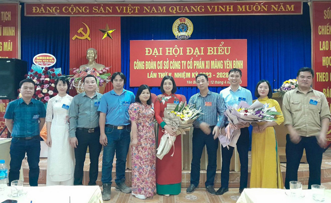 Lãnh đạo Công đoàn Các KCN tỉnh tặng hoa chúc mừng Đại hội đại biểu CĐCS Công ty cổ phần xi măng Yên Bình, nhiệm kỳ 2023 - 2028.