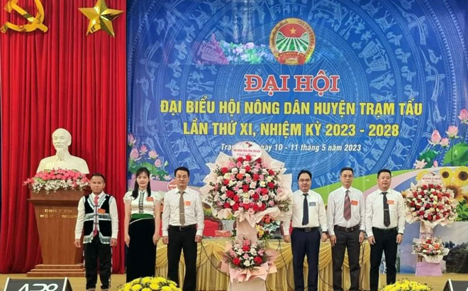 Đồng chí Giàng A Câu - Chủ tịch Hội Nông dân tỉnh tặng hoa chúc mừng Đại hội Hội Nông dân huyện Trạm Tấu.