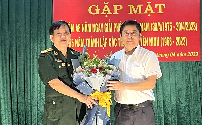 Lãnh đạo thành phố Yên Bái tặng hoa chúc mừng CLB các Tiểu đoàn Yên Ninh nhân kỷ niệm 55 năm Ngày thành lập.