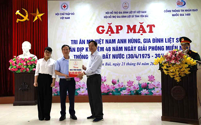 Lãnh đạo Hội Hỗ trợ gia đình liệt sỹ Việt Nam và đại diện Cổng thông tin Nhân đạo quốc gia trao hỗ trợ làm nhà tình nghĩa cho thân nhân liệt sỹ.