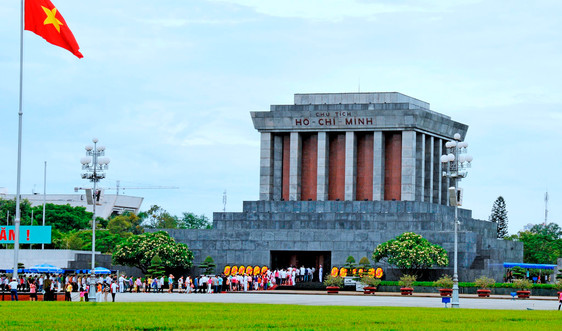 Người dân vào lăng viếng Lăng Chủ tịch Hồ Chí Minh.