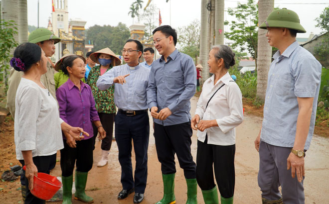 Lãnh đạo huyện Yên Bình trao đổi với linh mục và giáo dân nhà thờ Giáo xứ Yên Bình trong buổi tham gia 