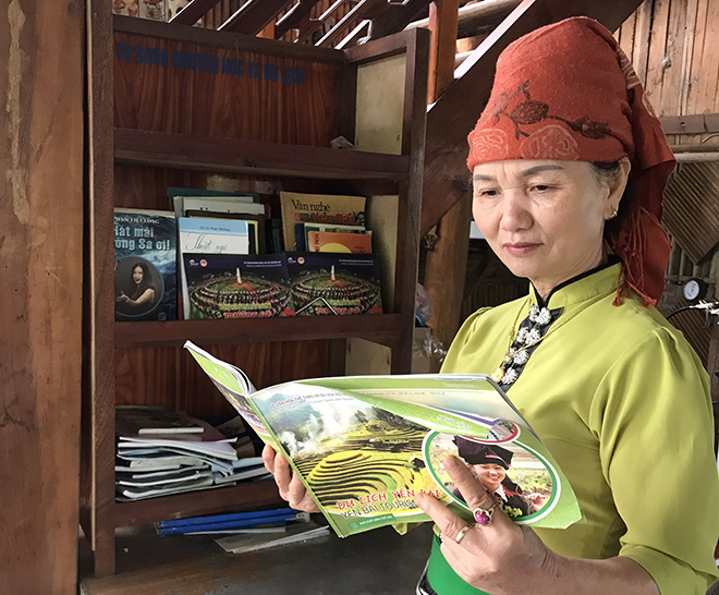 Chủ Homestay Loan Khang ở bản Sà Rèn, xã Nghĩa Lợi, thị xã Nghĩa Lộ thường xuyên đọc sách từ “Tủ sách khuyến học và du lịch” được trao tặng.