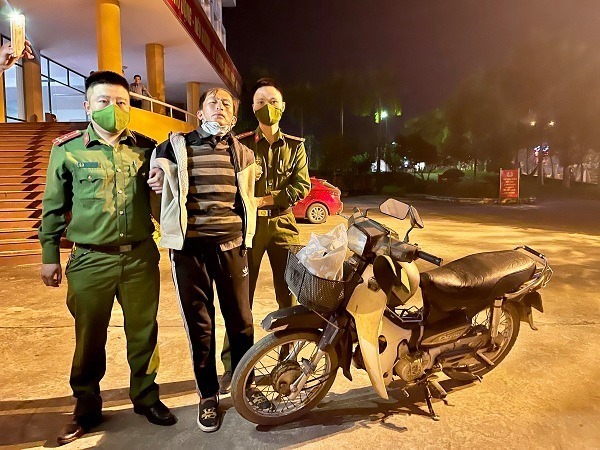 Hiếu bị bắt tại Lào Cai cùng chiếc xe máy hắn sử dụng để trốn chạy. Ảnh: Công an Lào Cai