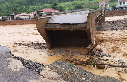 Cầu Nặm Păm trên Quốc lộ 279D bị sập toàn bộ 2 mố cầu, cắt đứt giao thông nối Trung tâm huyện Mường La với các xã dọc sông.