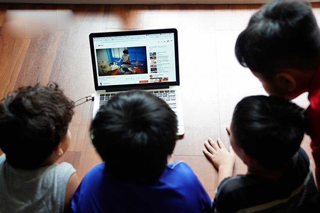 Khi thời gian xem internet kéo dài sẽ làm giảm thời gian vận động của trẻ trong thực tế, dẫn đến ảnh hưởng sức khỏe của trẻ.