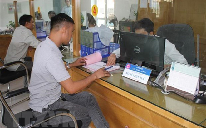 Người dân làm thủ tục hành chính tại bộ phận một cửa UBND thành phố Ninh Bình.