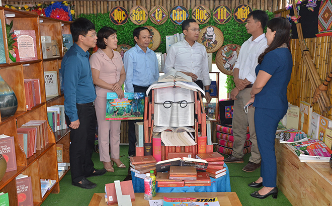 Lãnh đạo các sở, ngành tham quan các gian trưng bày, giới thiệu sách tại Ngày Sách và Văn hóa đọc Việt Nam được tỉnh phát động tại xã Suối Giàng, huyện Văn Chấn.
