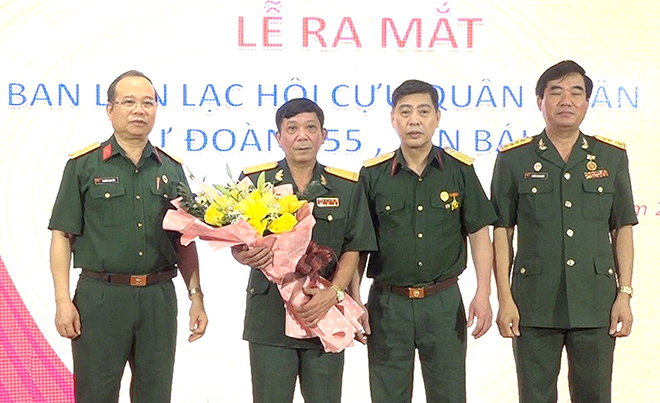 Đại tá Nguyễn Trung Thái - Chủ tịch Hội CCB tỉnh tặng hoa chúc mừng Thường trực Ban liên lạc Hội CQN Sư đoàn 355 Yên Bái.