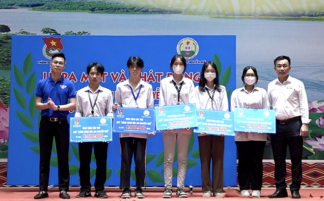 Thường trực Thành đoàn Yên Bái và Ban giám hiệu Trường THPT Nguyễn Huệ trao bảo trợ 5 học sinh có hoàn cảnh khó khăn, đạt thành tích cao trong học tập.
