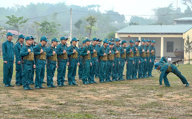 Lực lượng dân quân tự vệ phường Yên Ninh, thành phố Yên Bái tham gia huấn luyện năm 2023.
