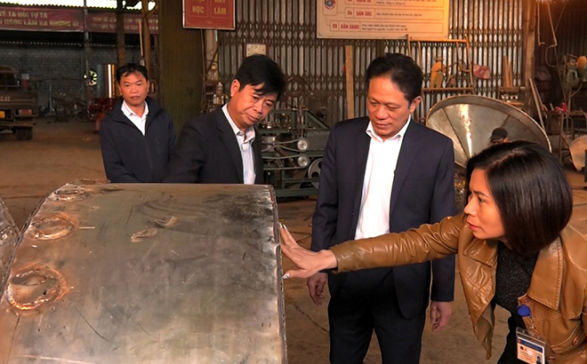 Lãnh đạo phường Nam Cường, thành phố Yên Bái kiểm tra việc thực hiện quy định về bảo vệ môi trường tại một cơ sở sản xuất trên địa bàn.
