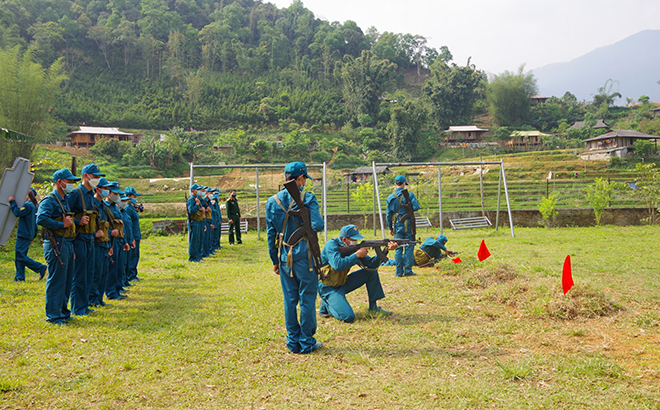 Huấn luyện dân quân tại huyện Trạm Tấu.