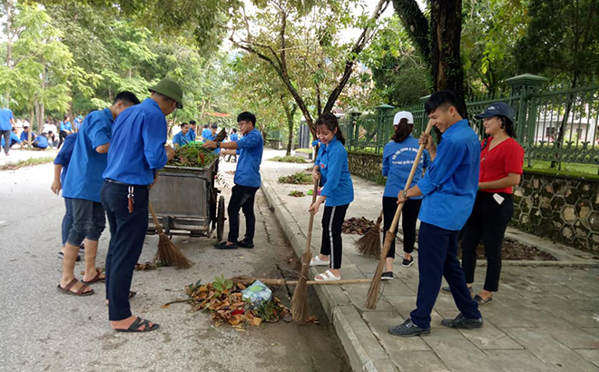 Đoàn viên thanh niên thị trấn Yên Thế tham gia vệ sinh môi trường.