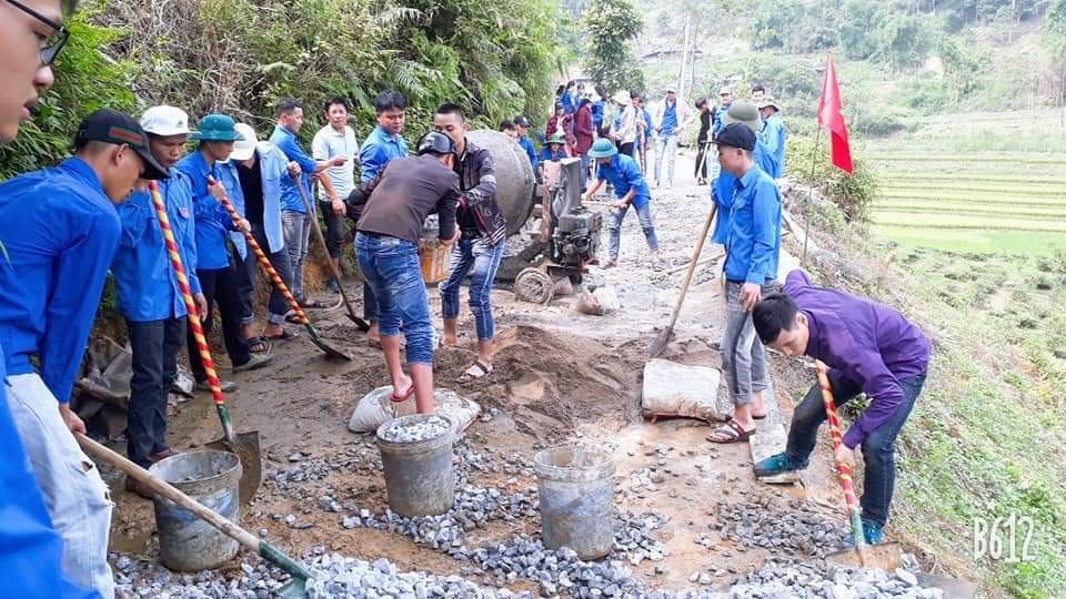 Đoàn viên thanh niên huyện Trạm Tấu tham gia xây dựng hạ tầng nông thôn.