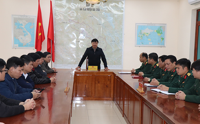 Đồng chí Giàng A Tông - Ủy viên Ban Thường vụ Tỉnh ủy, Chủ tịch Ủy ban Mặt trận Tổ quốc tỉnh kiểm tra công tác lãnh đạo thực hiện nhiệm vụ quân sự - quốc phòng tại Ban Chỉ huy Quân sự huyện Văn Chấn.