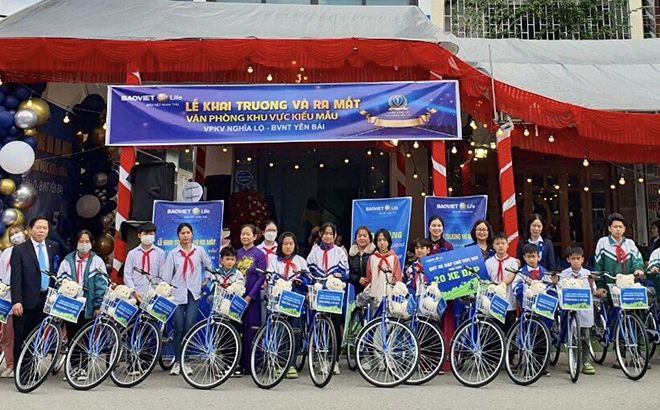 Đại diện lãnh đạo Sở Lao động - Thương binh và Xã hội, Công ty Bảo việt Nhân thọ Yên Bái trao 20 xe đạp cho các em học sinh nghèo vượt khó.