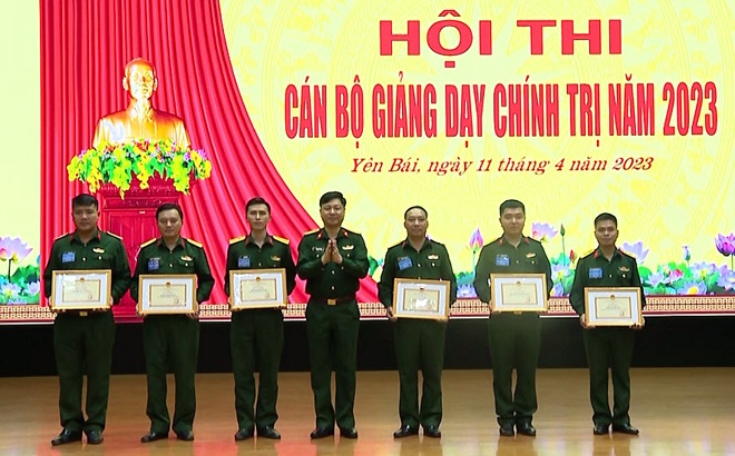 Đại tá Phạm Viết Khánh - Chính ủy Bộ Chỉ huy Quân sự tỉnh trao giải cho các thí sinh xuất sắc.