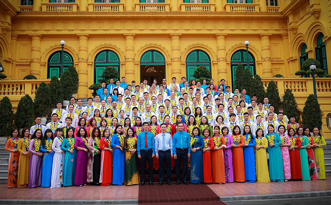 Chủ tịch nước Võ Văn Thưởng chụp ảnh lưu niệm cùng lãnh đạo Tổng LĐLĐ Việt Nam và các điển hình tiên tiến