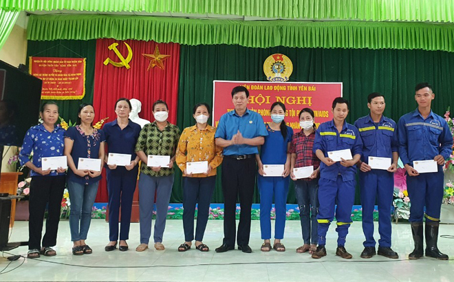 Lãnh đạo LĐLĐ huyện Trấn Yên trao thưởng cho các đoàn viên công đoàn, người lao động có thành tích tại Hội nghị tuyên truyền, phổ biến pháp luật phòng chống tội phạm, HIV/AIDS năm 2022.