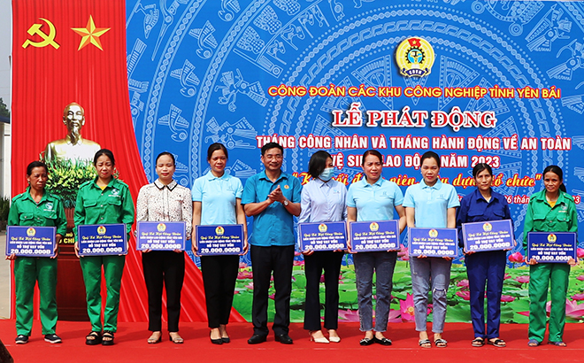 Đồng chí Nguyễn Chương Phát - Chủ tịch LĐLĐ tỉnh trao hỗ trợ vốn vay cho nữ đoàn viên có hoàn cảnh khó khăn đầu tư phát triển kinh tế gia đình, nâng cao chất lượng cuộc sống.