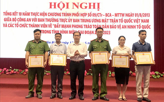 Đồng chí Nguyễn Xuân Trường - Chủ tịch UBND huyện Yên Bình khen thưởng 5 tập thể có thành tích xuất sắc trong thực hiện Chương trình phối hợp số 09.