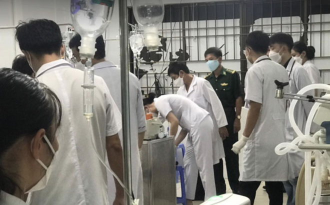 9 người gặp nạn đang được cấp cứu tại Trung tâm quân dân y Côn Đảo.