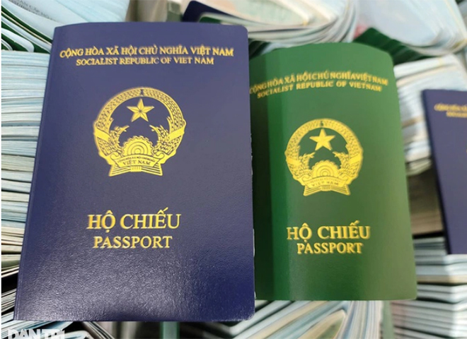 Hộ chiếu mẫu mới của Việt Nam có màu xanh tím than (bên trái), hộ chiếu mẫu cũ màu xanh lá cây