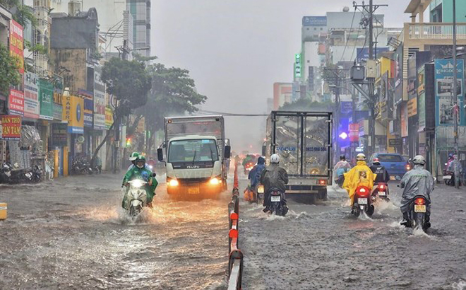 Đường Bạch Đằng, quận Tân Bình, Thành phố Hồ Chí Minh biến thành sông trong mưa.