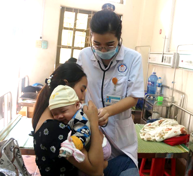 Cán bộ y tế Bệnh viện Sản - Nhi Yên Bái khám cho bệnh nhi.