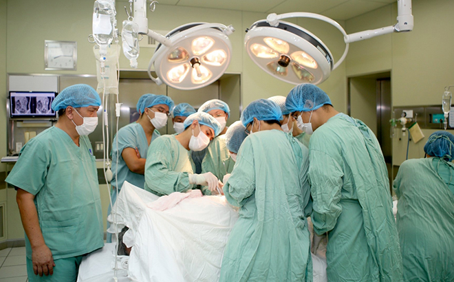 Các bác sĩ Bệnh viện Trung ương Huế phẫu thuật cứu sống bệnh nhân.
