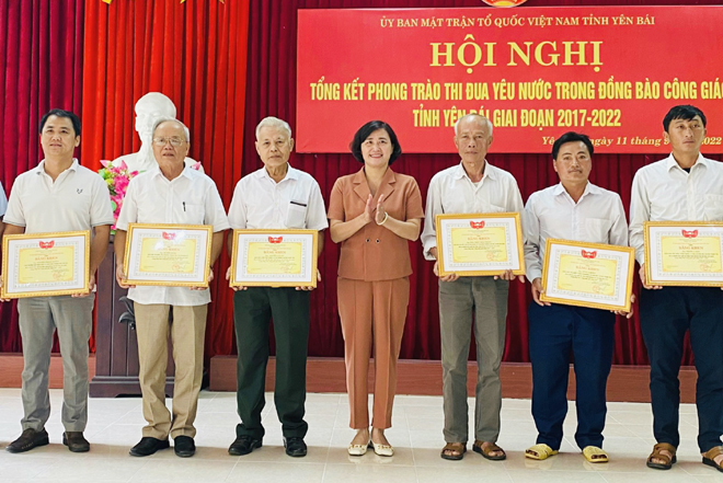 Các cá nhân có thành tích xuất sắc trong phong trào thi đua yêu nước trong đồng bào Công giáo giai đoạn 2017 - 2022 nhận bằng khen của Ủy ban Mặt trận Tổ quốc Việt Nam tỉnh Yên Bái.