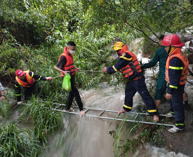 Giải cứu 23 người mắc kẹt ở một khu vực suối du lịch Quảng Nam.