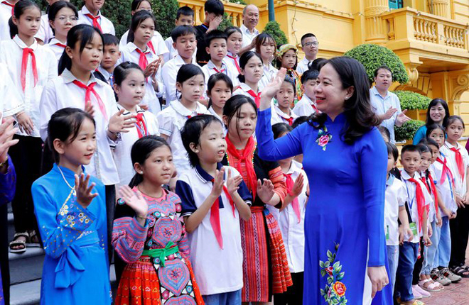 Phó Chủ tịch nước Võ Thị Ánh Xuân với các trẻ mồ côi, khuyết tật, có hoàn cảnh khó khăn tại buổi gặp mặt. Ảnh: TTXVN
