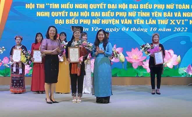 Lãnh đạo huyện Văn Yên và Hội LHPN tỉnh trao giải Nhất cho thí sinh Nguyễn Thị Bích Liên - Phó Chủ tịch Hội LHPN xã Viễn Sơn.