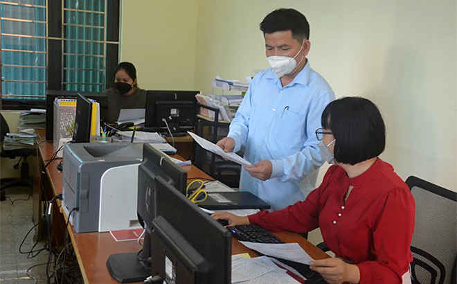 Lãnh đạo Cơ quan Kiểm tra - Thanh tra huyện Lục Yên trao đổi nghiệp vụ chuyên môn với cán bộ trong cơ quan. (Ảnh: Nguyễn Giang)