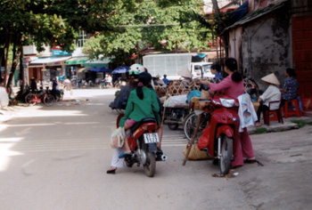 Đường là chợ.
(Ảnh chụp tại khu vực chợ Yên Thinh - TP Yên Bái).
