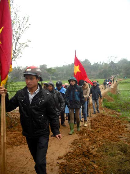 Thanh niên là nguồn cán bộ tốt cho Đảng. (Trong ảnh: ĐVTN huyện Lục Yên tham gia phong trào làm đường GTNT hướng ứng tháng thanh niên 2013).