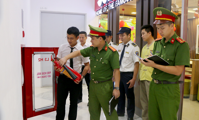 Cán bộ phòng Cảnh sát PCCC&CNCH, Công an tỉnh kiểm tra công tác PCCC tại Trung tâm Thương mại Vincom Plaza Yên Bái. (Ảnh: Thanh Chi)